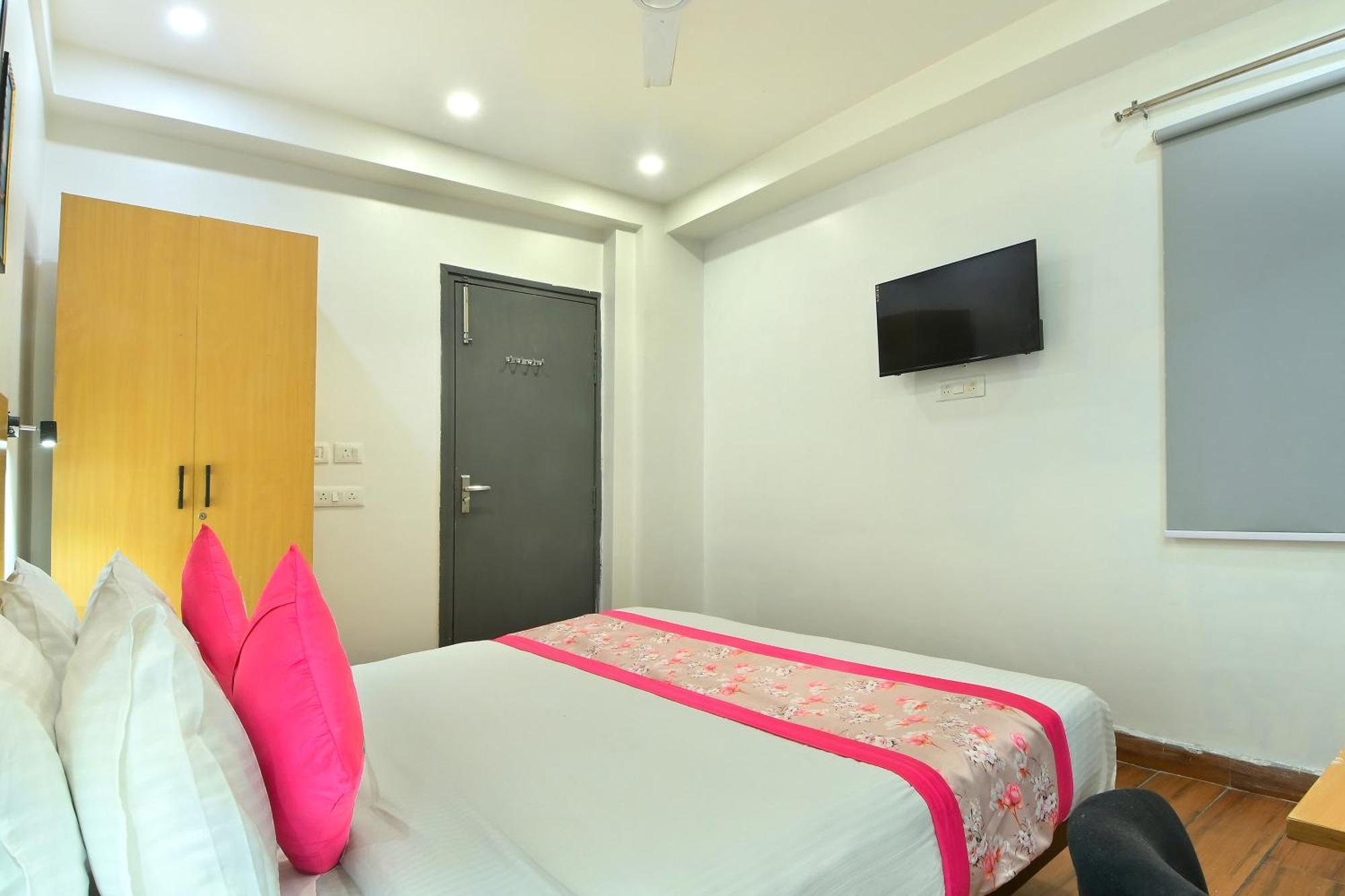 Hotel Red York By Byob Hotels Noida Exterior photo