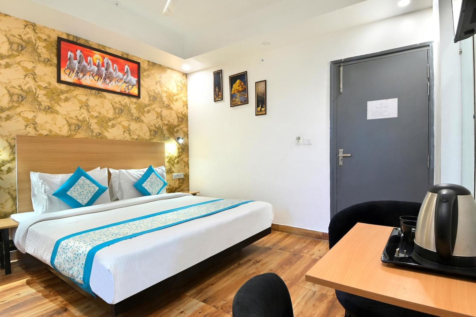 Hotel Red York By Byob Hotels Noida Exterior photo
