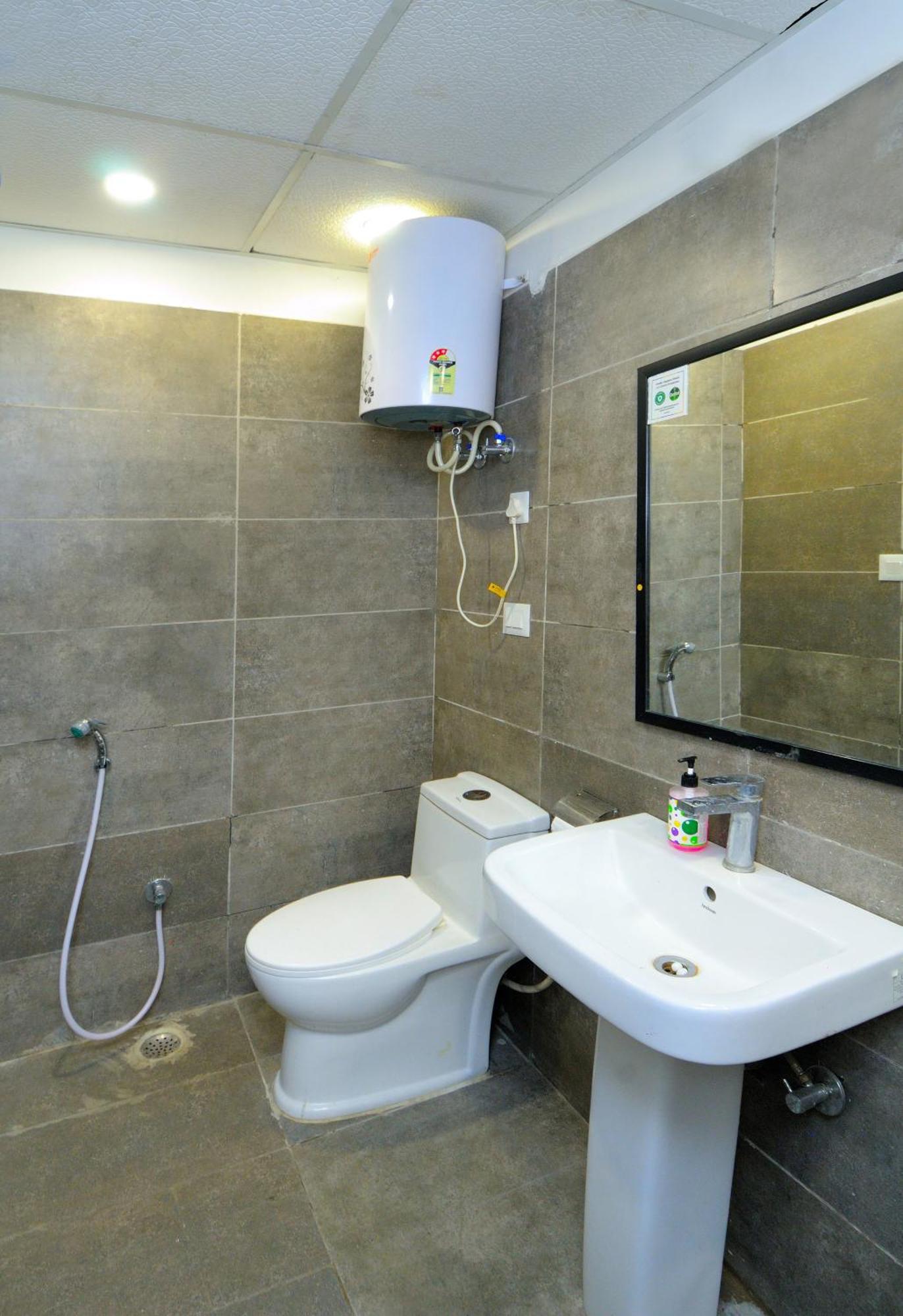 Hotel Red York By Byob Hotels Noida Exterior photo