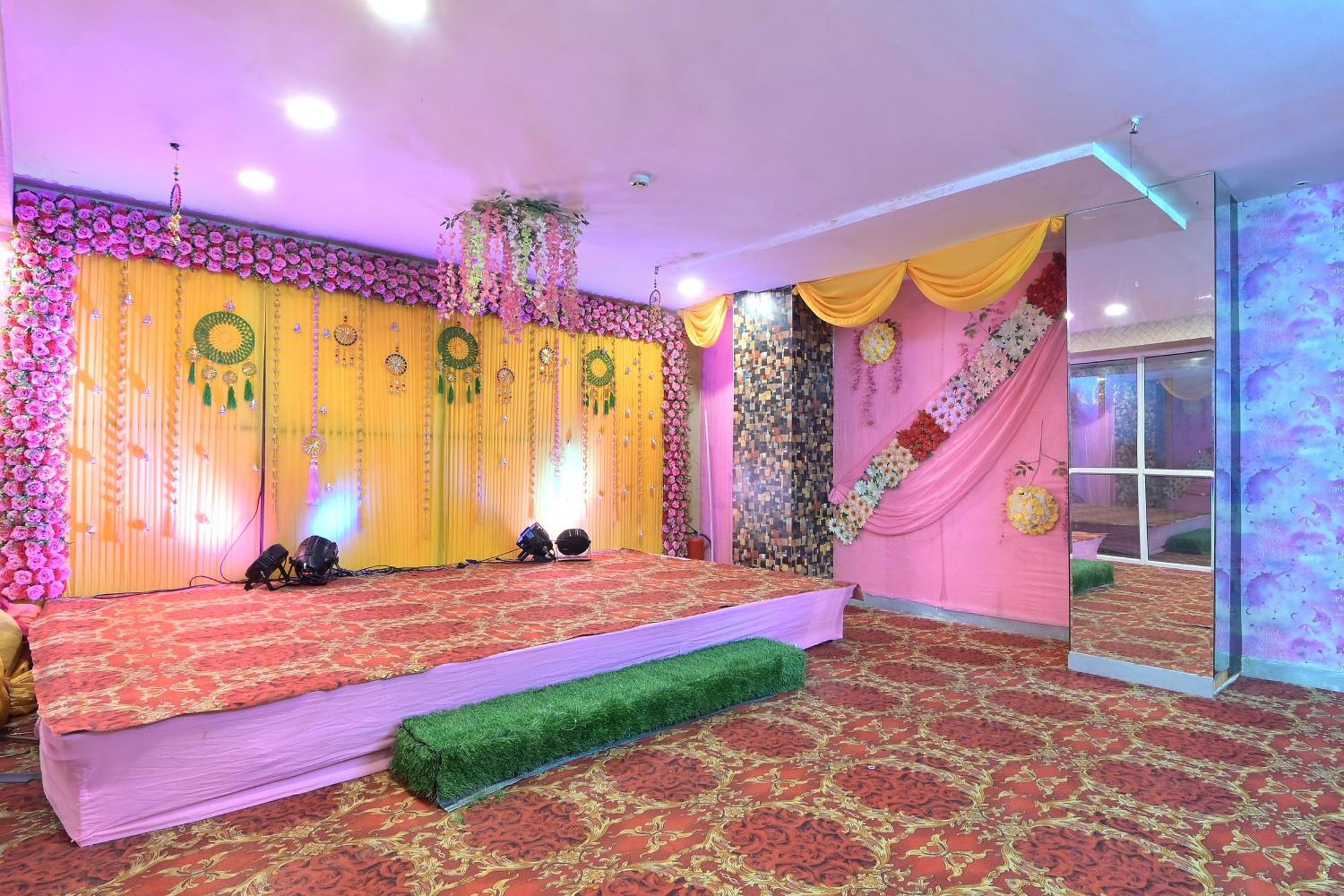 Hotel Red York By Byob Hotels Noida Exterior photo